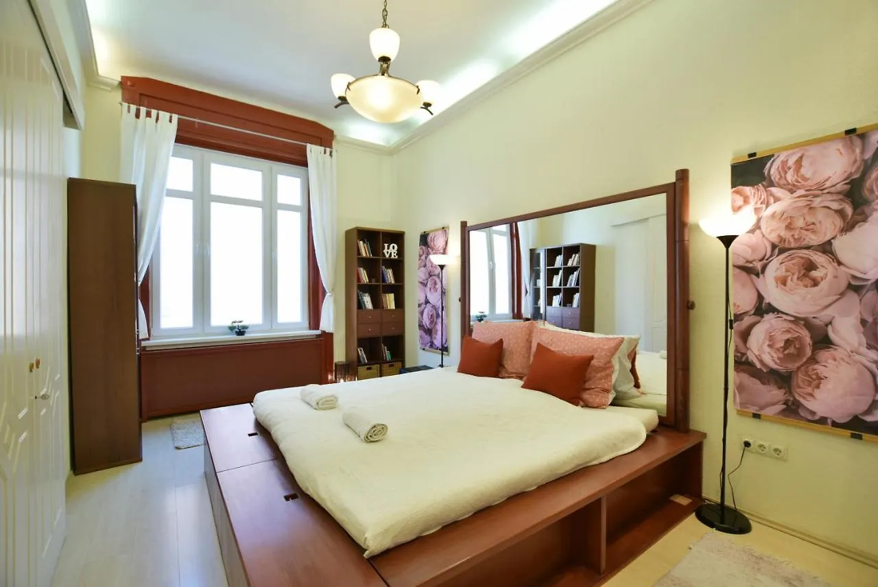 Ultra Central Apartment At Synagogue contacts